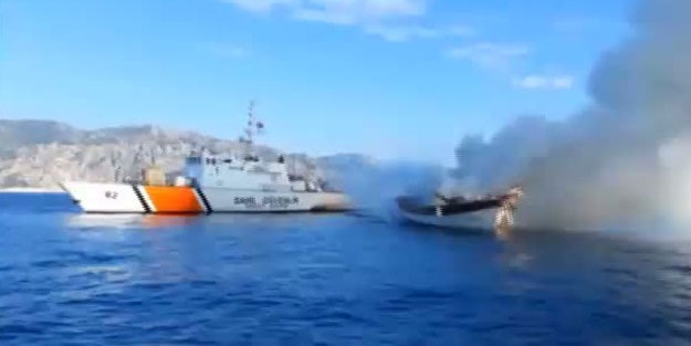 Muğla'da açık denizde ahşap yat yangını