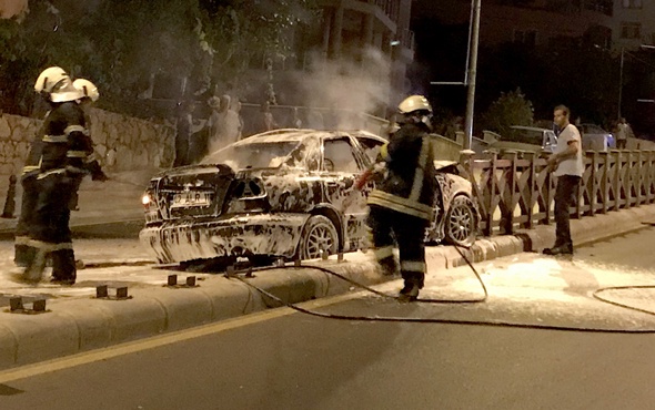 Muğla'da alev alan otomobilden sağ çıktılar