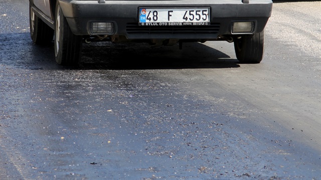 Muğla'da aşırı sıcak asfaltı eritti