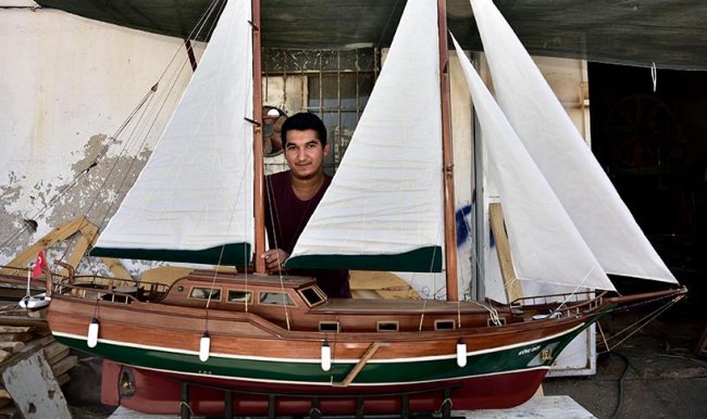 Muğla'da boyundan büyük tekne maketi yaptı