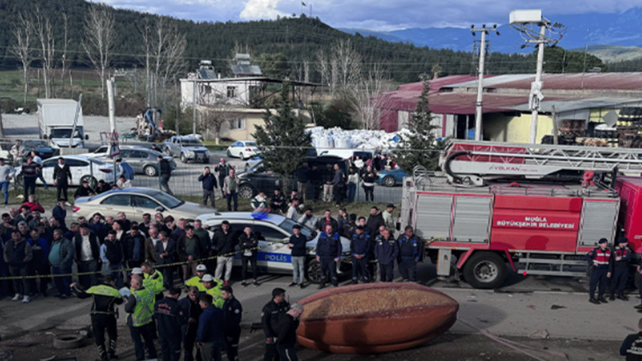 Muğlada feci kaza: 4 kişi öldü 2 kişi yaralandı!