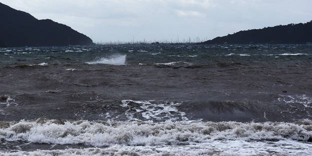 Muğla'da fırtına! Dev dalgaların etkisi altında kaldılar