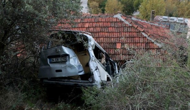Muğla'da freni çekilmeyen minibüs evin üstüne uçtu