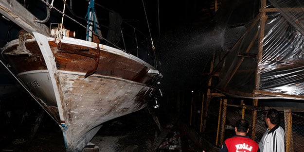 Muğla’da gece vakti korkutan anlar! Gezi teknesi küle döndü