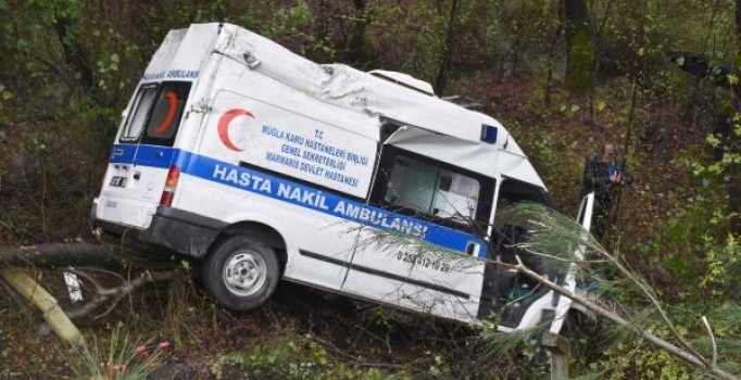 Muğla'da hasta nakil ambulansı şarampole uçtu