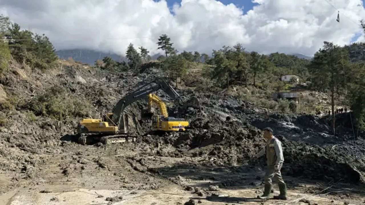 Muğla'da heyelan nedeniyle yol trafiğe kapatıldı!