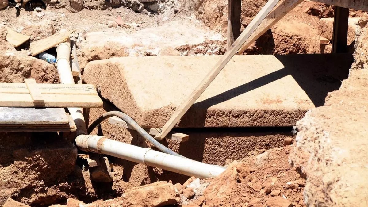 Muğla’da inşaatta çalışan işçiler define buldu! Yarısına kadar suya batmıştı! İçinden çıkanlar şaşkınlık verdi