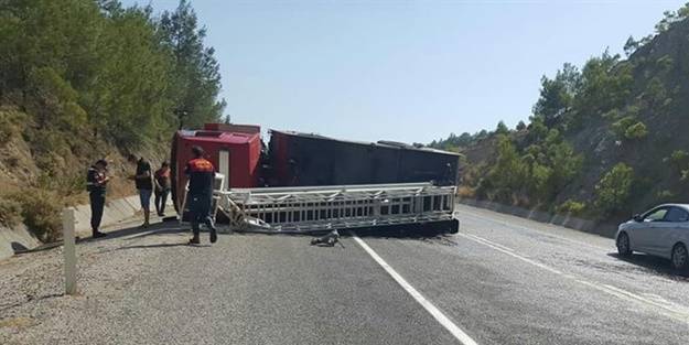 Muğla'da itfaiye aracı devrildi