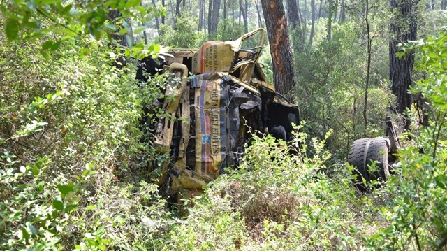 Muğla'da kamyon uçuruma yuvarlandı: 2 kişi öldü