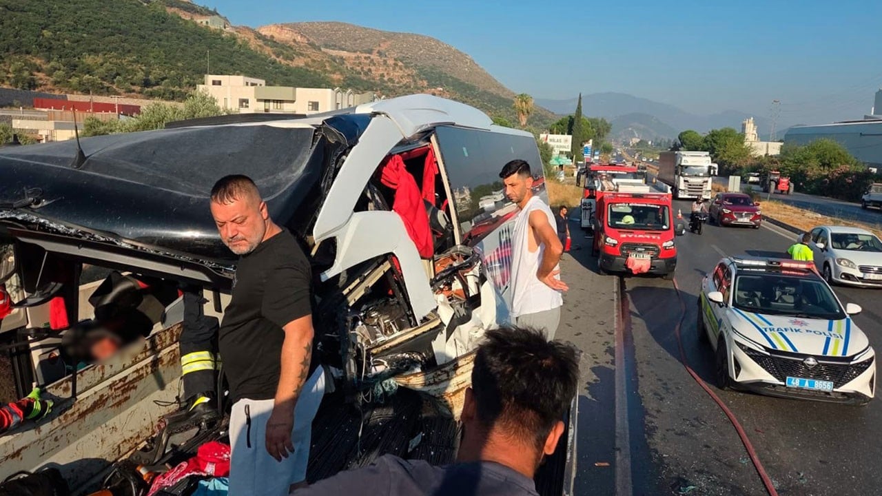 Muğla’da katliam gibi kaza! Otobüs TIR’a çarptı 2 ölü 3’ü ağır 18 yaralı