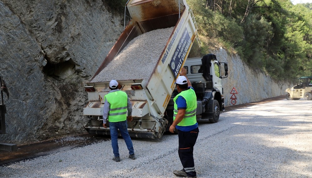 Muğla’da kırsal mahallelerin yolları yenileniyor 