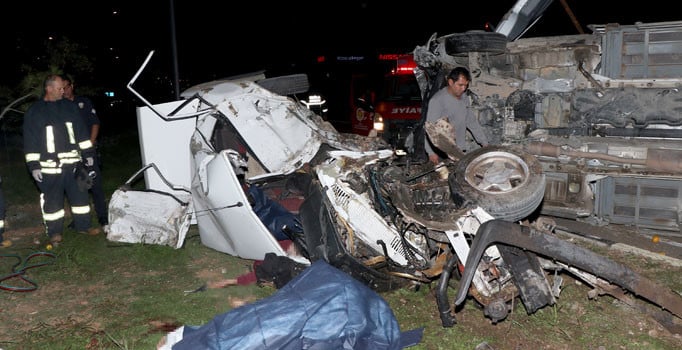 Muğla'da korkunç kaza! Kamyon otomobili biçti: 2 kişi öldü