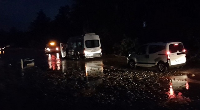 Muğla'da kuvvetli sağanak yağış ulaşımı zorlaştırdı