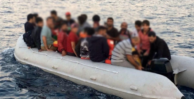 Muğla'da lastik botta 11'i çocuk 37 kaçak yakalandı