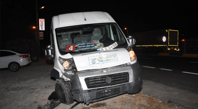 Muğla'da minibüs ile otomobil çarpıştı