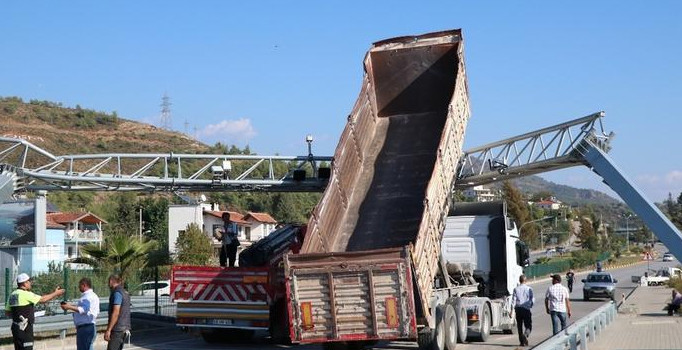 Muğla'da mobese kameralarına çarptı
