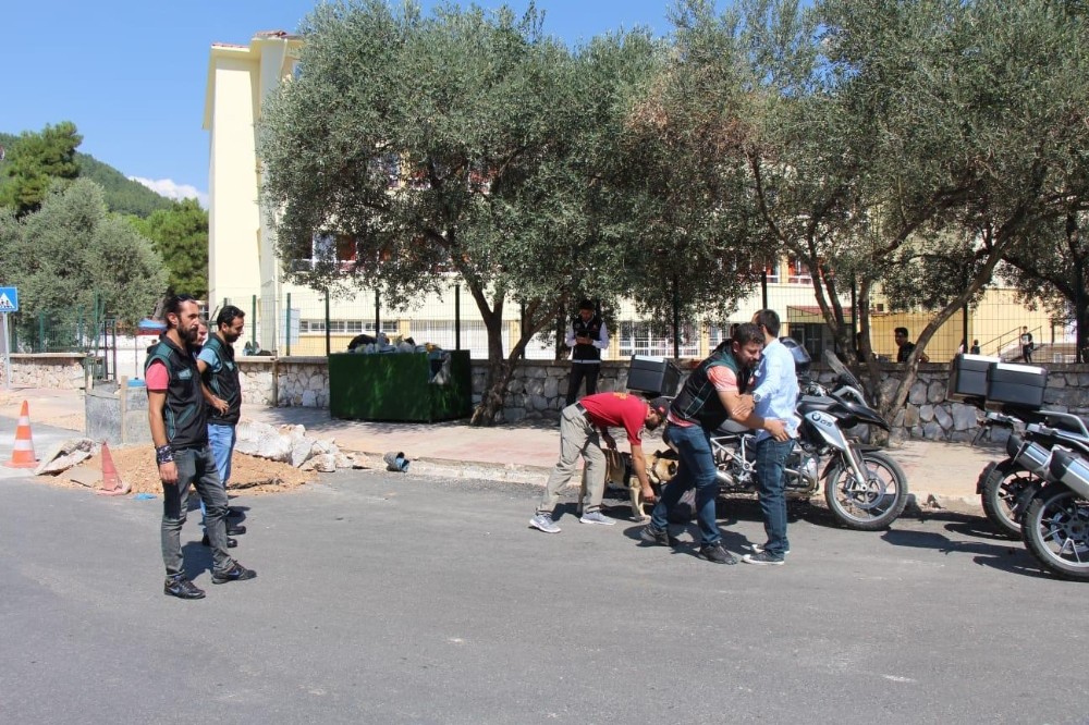 Muğla’da narkotik polisinden okul önü denetimi 