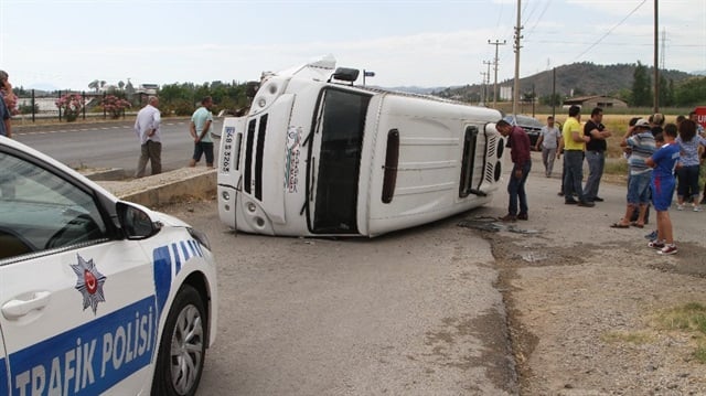 Muğla'da öğrenci servisi devrildi: 5 yaralı