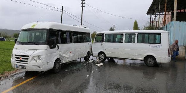 Muğla'da öğrenci servisleri çarpıştı: 4 yaralı