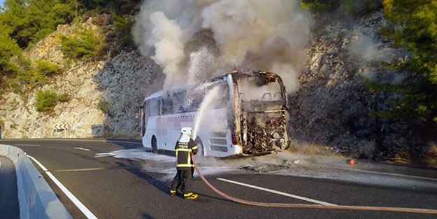 Muğla'da otobüs yangını! Otobüs kullanılamaz hale geldi