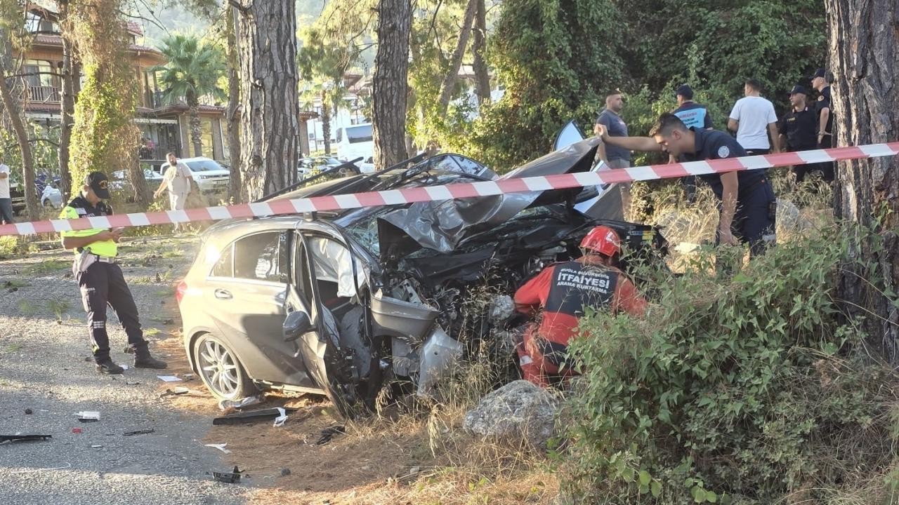 Muğla’da Otomobil Ağaca Çarptı: 1 Ölü, 1 Yaralı