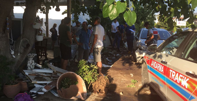 Muğla'da pansiyona dalan otomobil 3 kişiyi ezdi