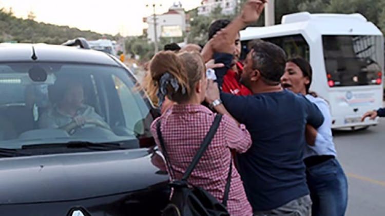 Muğla'da polis vatandaşın elinden zor kurtardı!