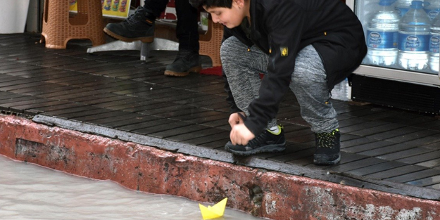 Muğla'da sağanak yağış hayatı felç etti