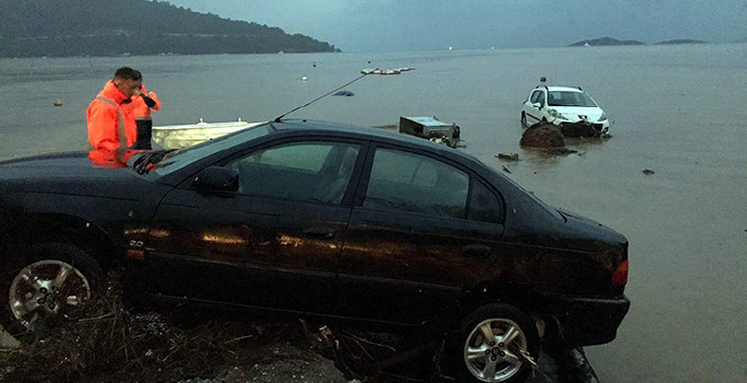 Muğla'da selin denize sürüklediği 2 balıkçı son anda kurtarıldı