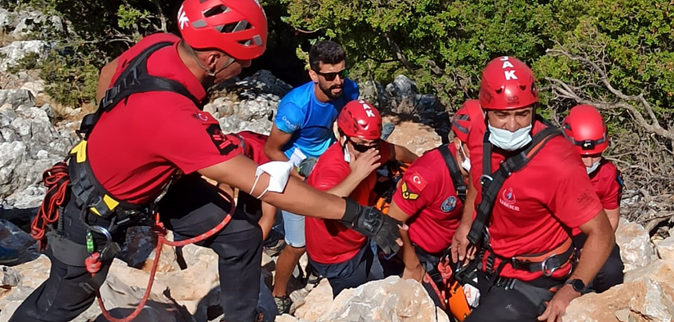 Muğla'da yamaç paraşütüyle kayalıklara düşen kişi yaralandı