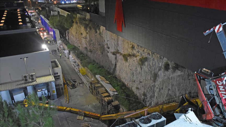 Muğla'da yılbaşı süslemesi çalışmasında kullanılan vinç devrildi: 1 ölü, 3 yaralı