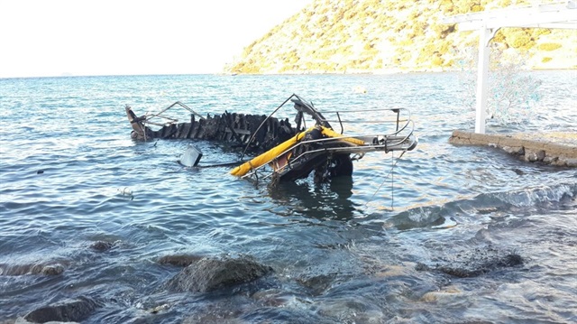 Muğla'da yıldırımın isabet ettiği tekne yanarak battı