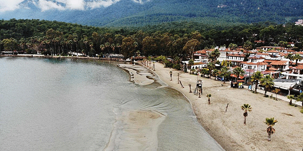 Akyaka sahilinde deniz suyu 30 metre çekildi