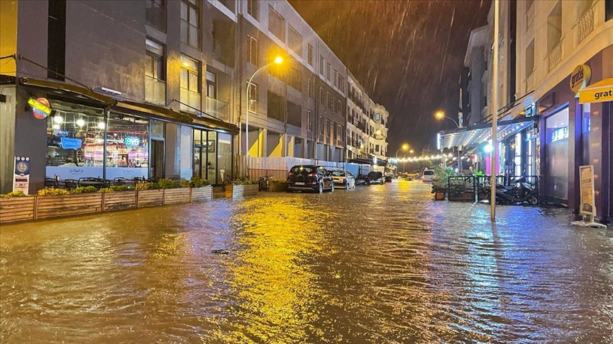 Muğla'nın Fethiye ilçesinde sağanak su baskınlarına neden oldu