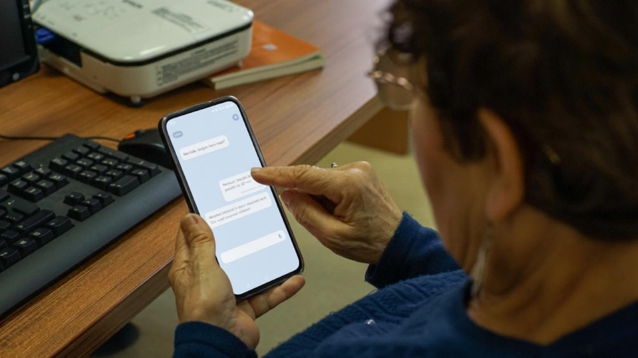 Muhabbeti çok sevdiler. Yaşlıların yeni "sırdaşı"!