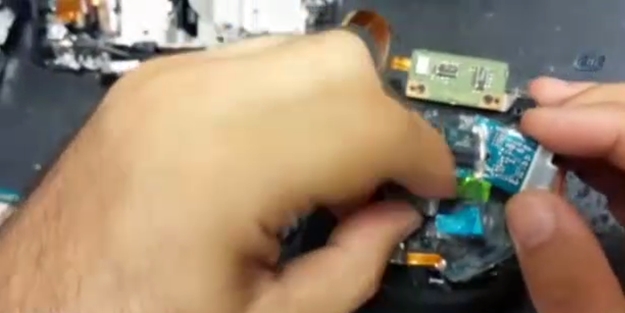 Muhabirin kamerasına mermi isabet etti