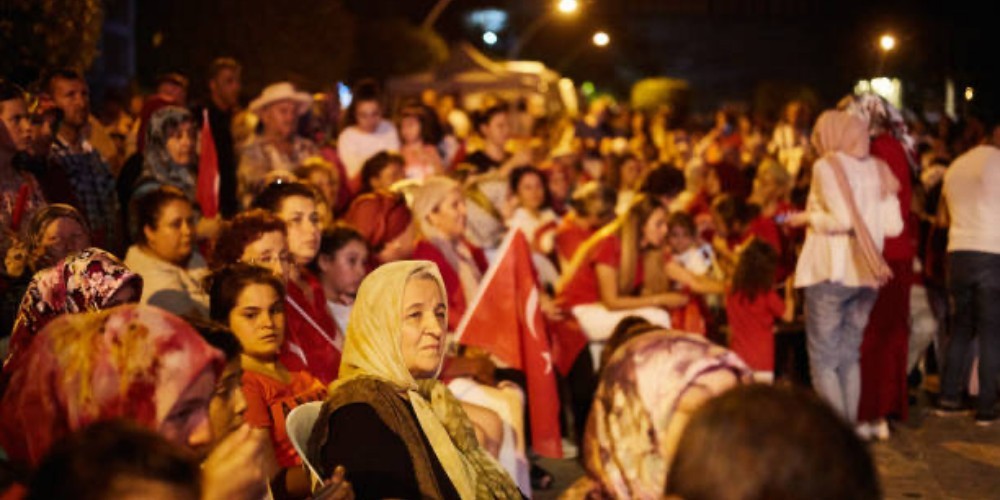 Muhafazakarlar hedefte! Yeni bir siyaset oyununa aman dikkat