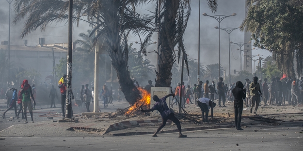 Muhalif lider gözaltına alınınca ülke karıştı!