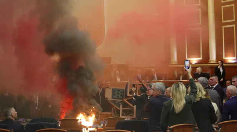 Muhalif milletvekilleri parlamentoda yangın çıkardı!