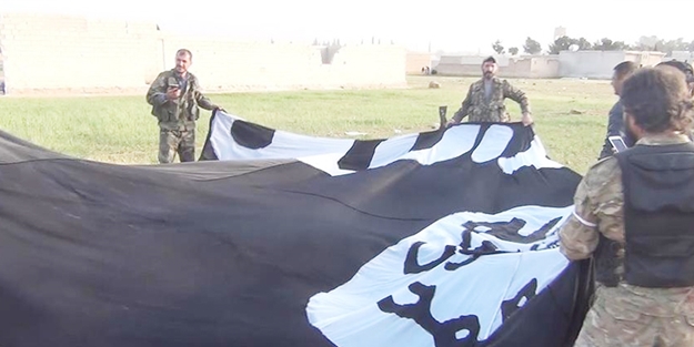 Muhalifler, DAEŞ flamalarını indirdi