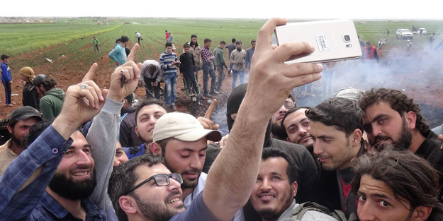 Muhalifler Esed'in uçağı ile selfi yaptılar