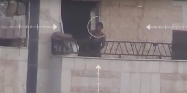 Muhalifler Esed askerlerini böyle vurdu (Video)