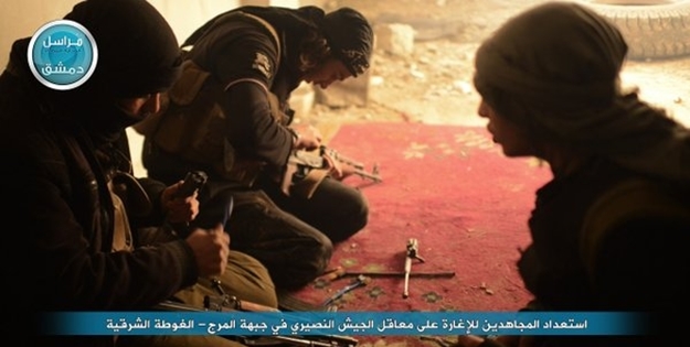 Muhalifler, Esed'in hava üssüne saldırdı