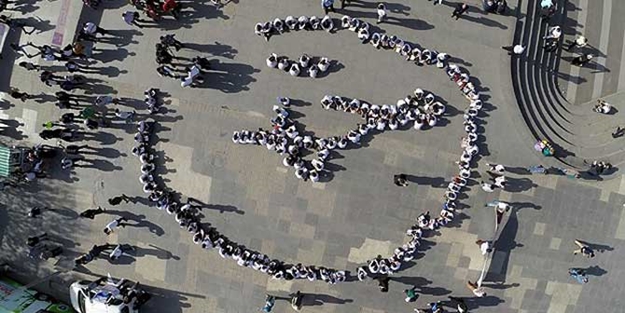 Muhammed lafzı şeklinde dizilip kitap okudular