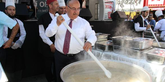 Muharrem ayı nedeniyle Ümraniye'de halka aşure dağıtıldı