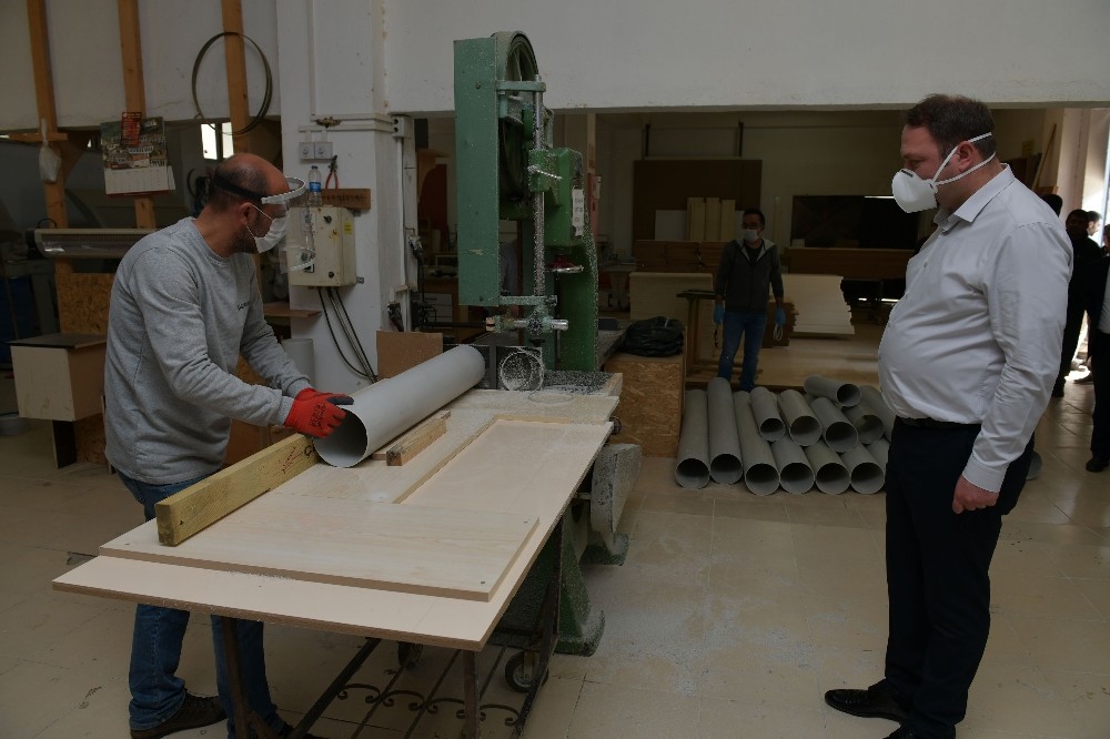 Mühendis başkanın icadı: PVC borusundan yüz siperliği 