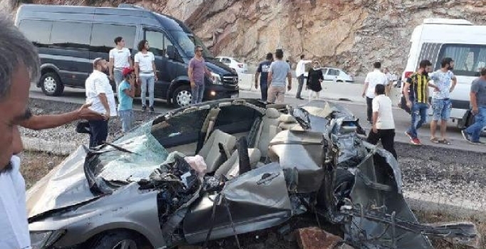 Mühendisler kaza yaptı, nişanlı çift öldü, 2 mühendis ağır yaralı