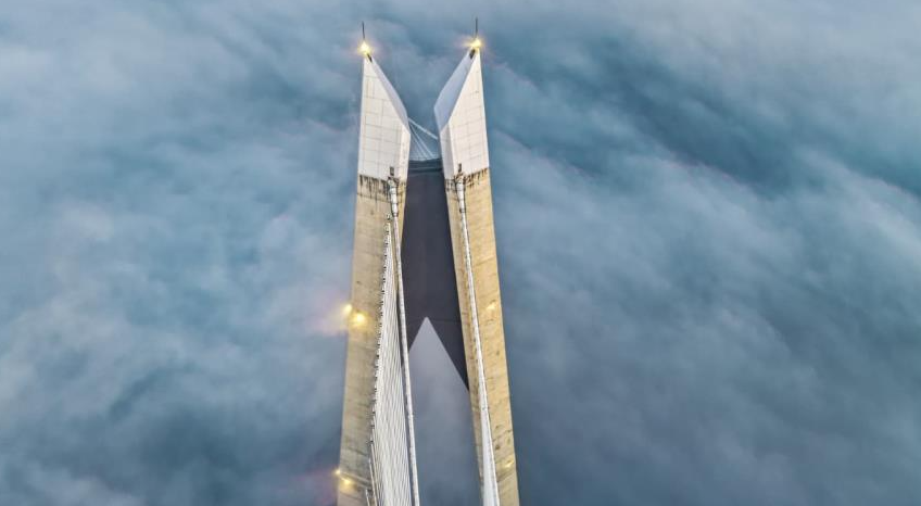 Mühendislik ve doğanın eşsiz uyumu: İstanbul'da sisli gün doğumu