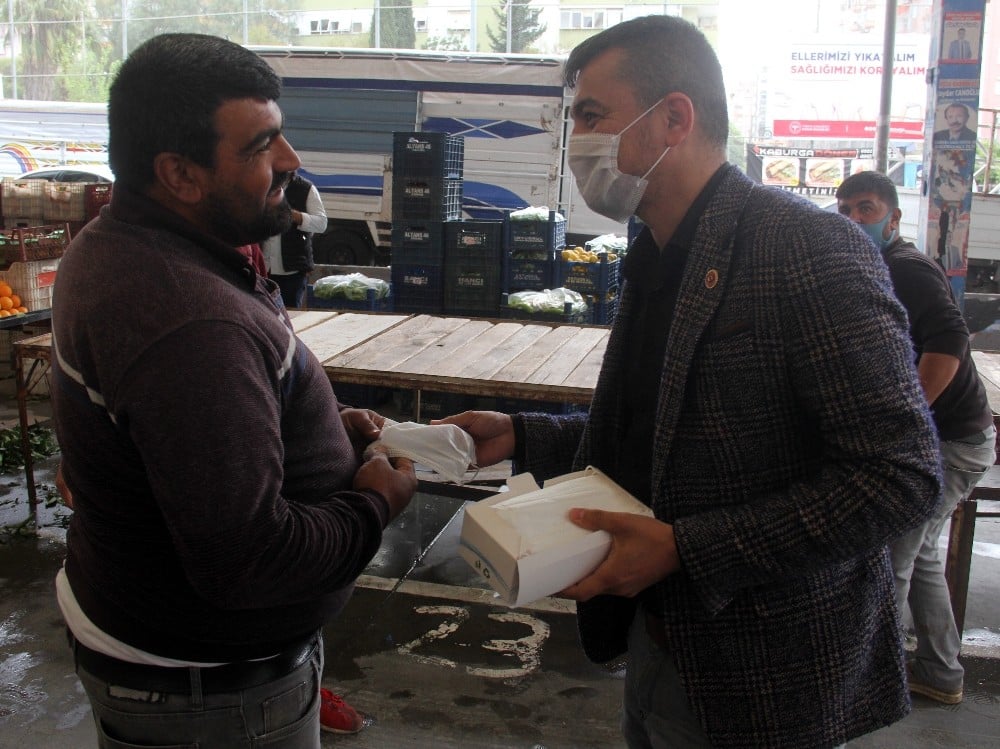 Muhtar 10 bin maske dağıttı 