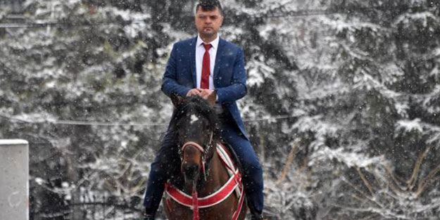Muhtar adayı atla oy kullandı